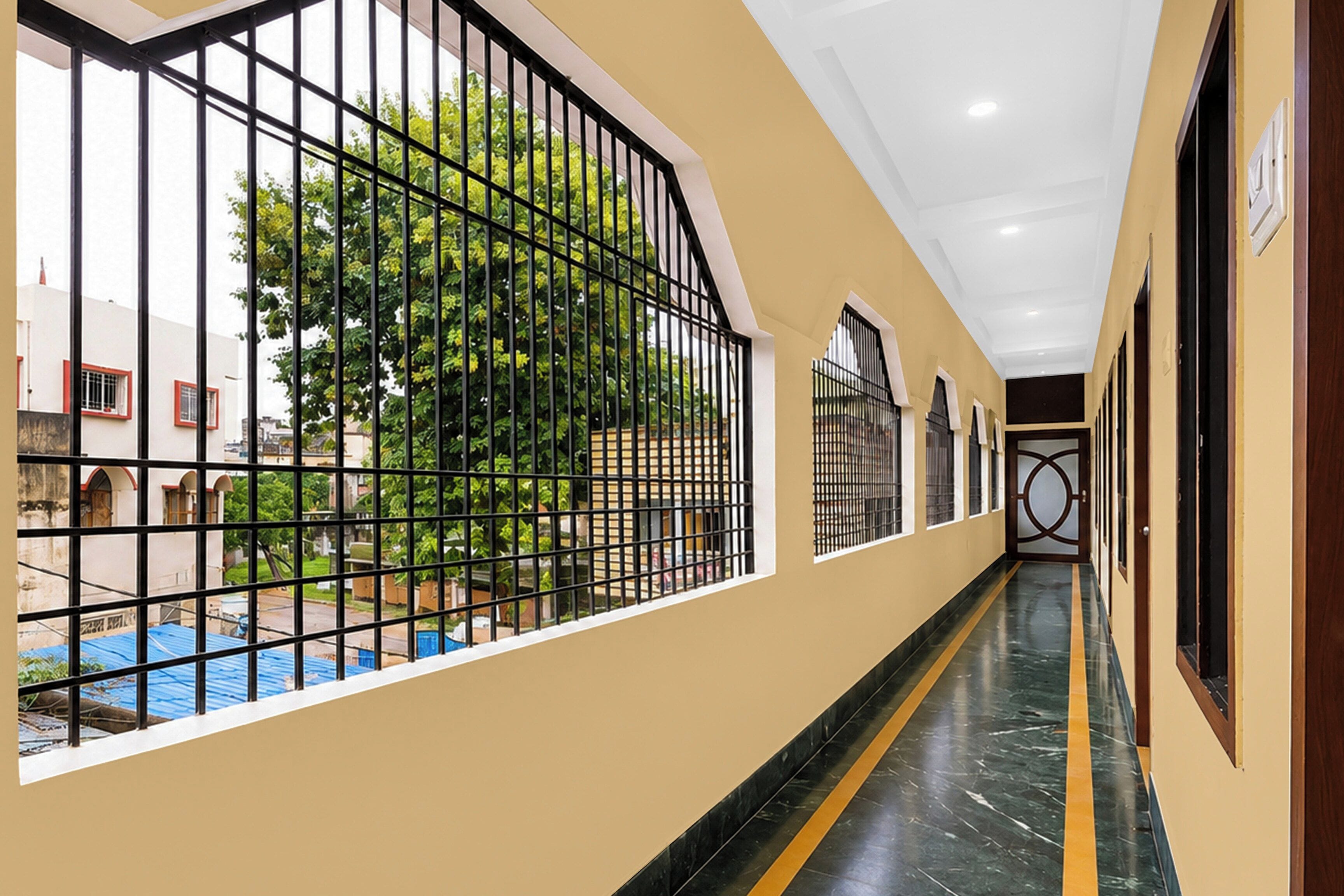 Un pasillo con vistas a una piscina y vegetación.