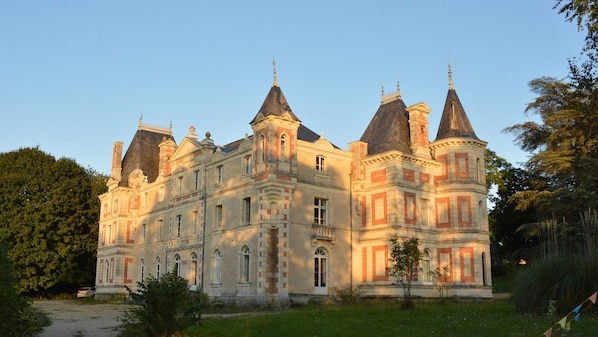 A large, historic building with multiple towers and a symmetrical facade. - Château de Grésillon - Sleeps 60 - 18-hectare grounds (Baugé-en-Anjou)