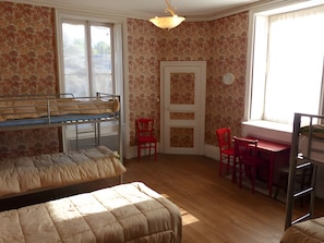 A room with bunk beds, a desk, two chairs, and a window. - Château de Grésillon - Sleeps 60 - 18-hectare grounds (Baugé-en-Anjou)
