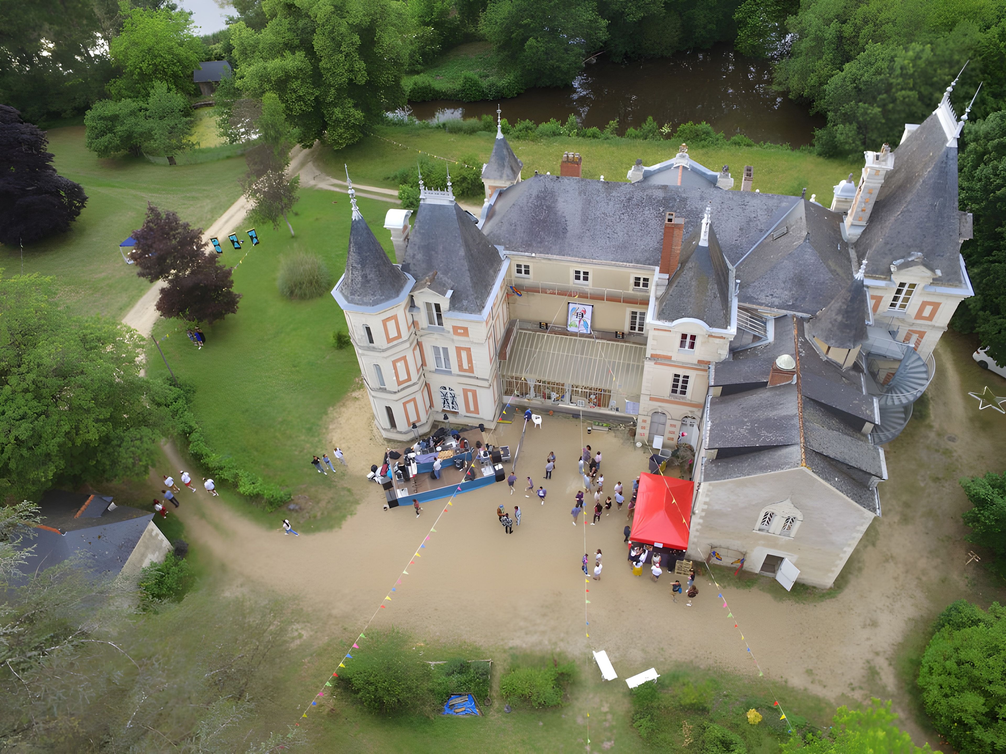 Un grand bâtiment historique doté de nombreuses tours et d’une cour intérieure.