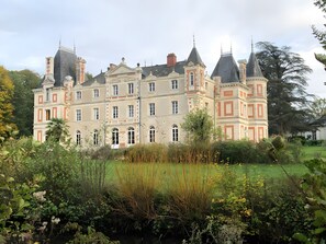 A large, historic building with multiple towers and a well-maintained garden in front. - Château de Grésillon - Sleeps 60 - 18-hectare grounds (Baugé-en-Anjou)