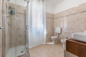 Bathroom - A bright 96-square-meter apartment, perfect for seven people, located on the first floor of a building without an elevator.The property enjoys an ideal location for exploring the streets of the historic center—with its charming vistas, shops, and local (Ferrara)