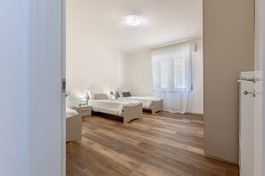 Room - A bright 96-square-meter apartment, perfect for seven people, located on the first floor of a building without an elevator.The property enjoys an ideal location for exploring the streets of the historic center—with its charming vistas, shops, and local (Ferrara)