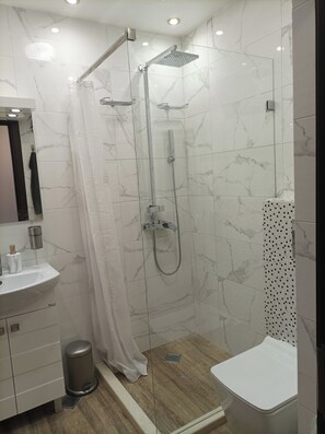 A modern bathroom with a shower, sink, and toilet. - One Bedroom Apartment 37- Trakia 54 А (Plovdiv)