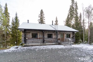 A log cabin with a front porch, a chimney, and a ladder leading to the roof. - Spacious log cabin by Lake Ihtinkijärvi (Ruka)