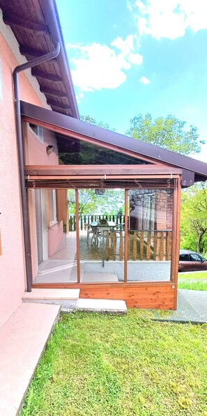 Outdoor dining - New Listing (Mura)