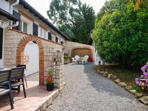 Outdoor dining - Bed and Breakfast 'Le Studio' with Wi-Fi (Saint-Jean-de-Luz)