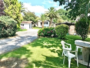 Outdoor dining - Bed and Breakfast 'Le Studio' with Wi-Fi (Saint-Jean-de-Luz)
