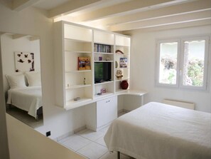 Room - Bed and Breakfast 'Le Studio' with Wi-Fi (Saint-Jean-de-Luz)
