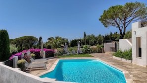 A rectangular swimming pool with a clear blue water surface, surrounded by a paved deck. - Villa La Chantyviere - Piscine Privée, Pool House (Sainte-Maxime)