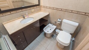 Ein Badezimmer mit Waschbecken, Bidet, Toilette und Spiegel.