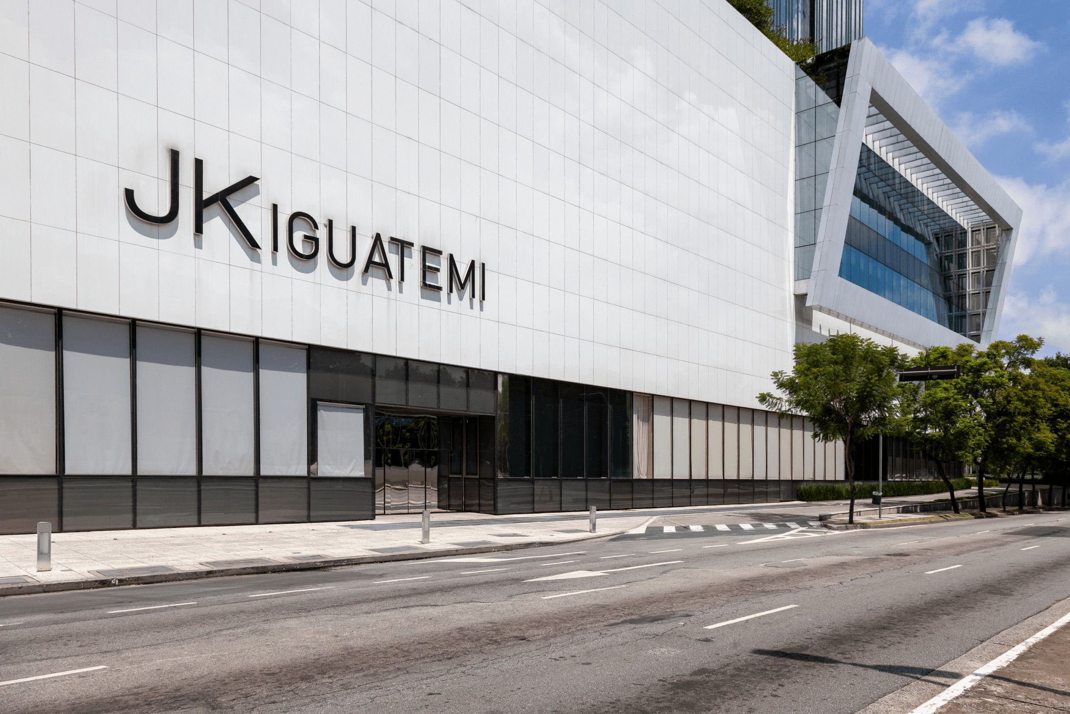 Un edificio moderno con el nombre 'JKIGUATEMI' en su fachada.