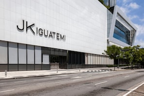 Un bâtiment moderne dont la façade porte l’inscription « JKIGUATEMI ».