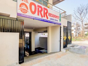 Entrada d'un hotel amb un cartell que indica 'Hotel ORR Residency Luxury Rooms'.