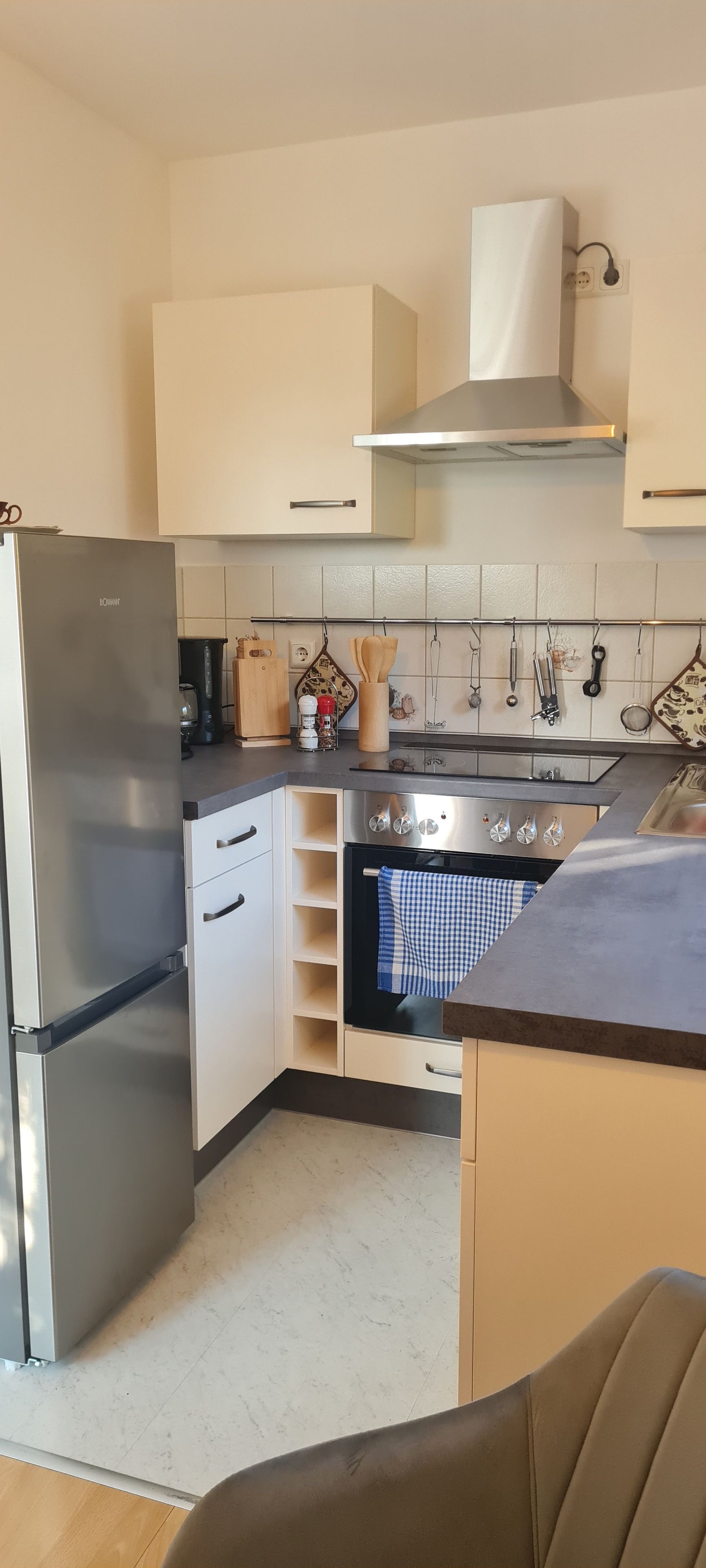 Una cocina moderna con horno integrado, electrodomésticos de acero inoxidable y una variedad de utensilios y utensilios de cocina.