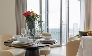 Dining - London Skyline Views in This Modern Canary Wharf 1 BR Apartment (London)