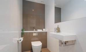 Bathroom - London Skyline Views in This Modern Canary Wharf 1 BR Apartment (London)