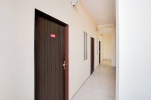 Un pasillo con puertas numeradas 201 y 202 que conducen a habitaciones.