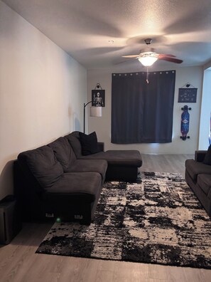 Living area - Pet-Friendly Houston 1BR King Bed & Full Kitchen (Houston)