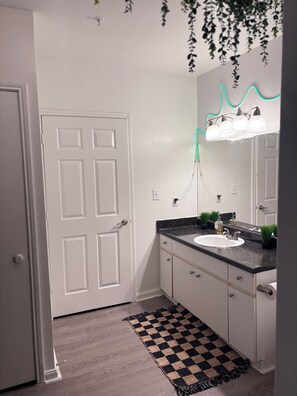 Bathroom - Pet-Friendly Houston 1BR King Bed & Full Kitchen (Houston)