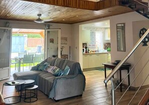 Ein Wohnzimmer mit einer Couch, einem Couchtisch und einer Treppe.