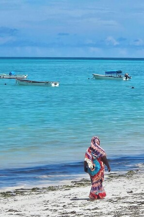A beach with clear turquoise water and boats. - Flat "Zanzi Dream" at The Soul with Pool, balcony, AC (Paje)