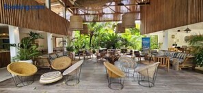 An indoor seating area with wicker furniture and a wooden ceiling. - Flat "Zanzi Dream" at The Soul with Pool, balcony, AC (Paje)