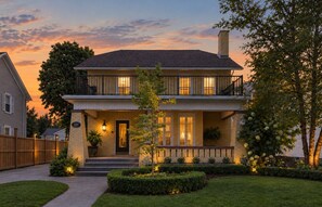 Une maison à deux étages avec un porche à l’avant, un numéro « 223 » bien visible et une pelouse bien entretenue.
