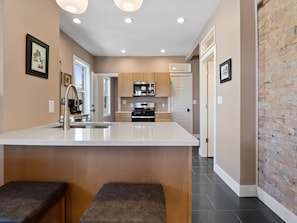Private kitchen - Blarney Downtown Penthouse & Private Yard (Michigan City)