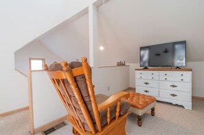 Interior - Down Time Cottage 1 Block to Lake Michigan Beaches (Michigan City)