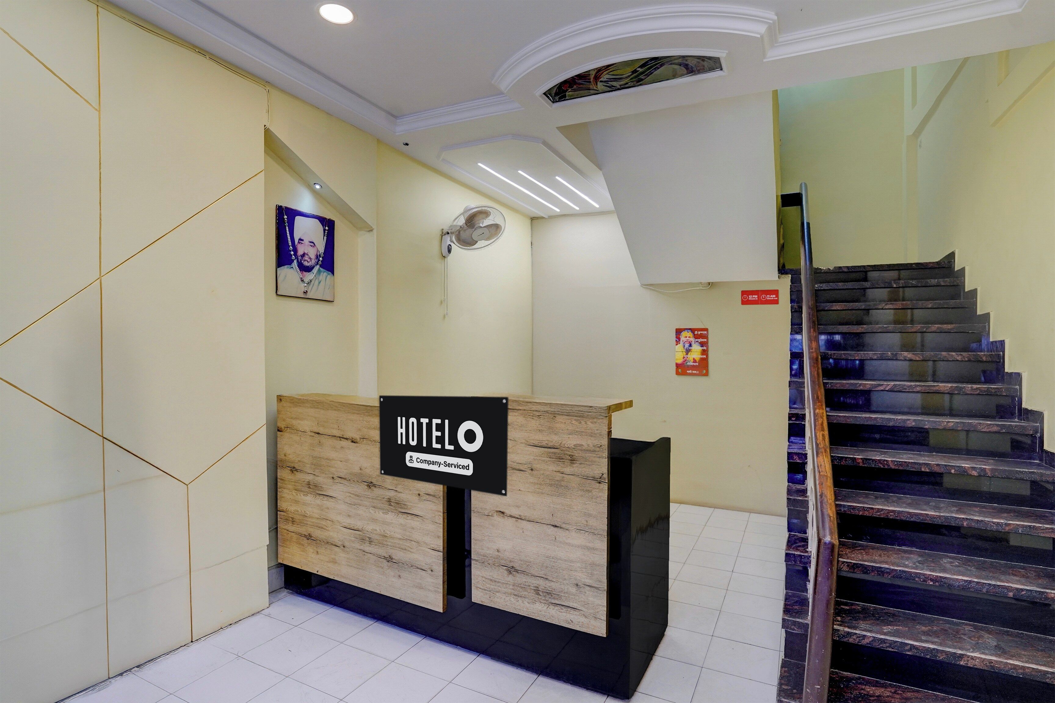 Ein Hotel-Rezeptionstresen mit einem Schild, das anzeigt, dass es sich um ein betriebsgeführtes Hotel handelt.