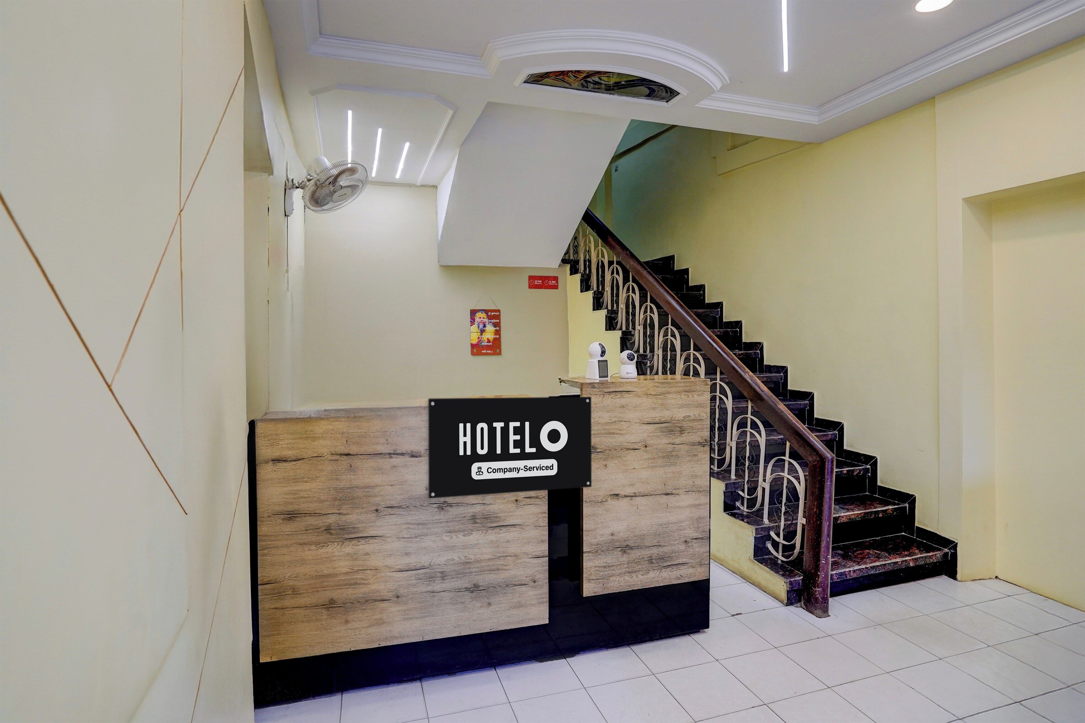 Mostrador de recepción de hotel con un cartel que indica servicio empresarial.