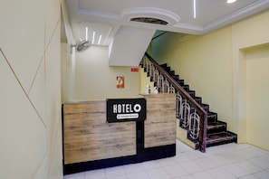 Ein Hotelrezeptionstisch mit einem Schild, das anzeigt, dass er firmenmäßig betreut wird.