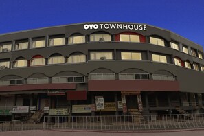 A multi-story building with a sign reading 'OYO TOWNHOUSE'. - Townhouse Gandhi Hall (Indore)