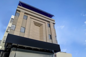 Un edificio de varios pisos con techo plano y grandes ventanales.