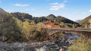 Un ponte di pietra che scavalca un fiume, con un edificio sulla destra.