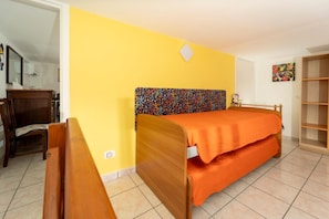 Ein Schlafzimmer mit einem Bett, einem Schreibtisch und einem Stuhl.