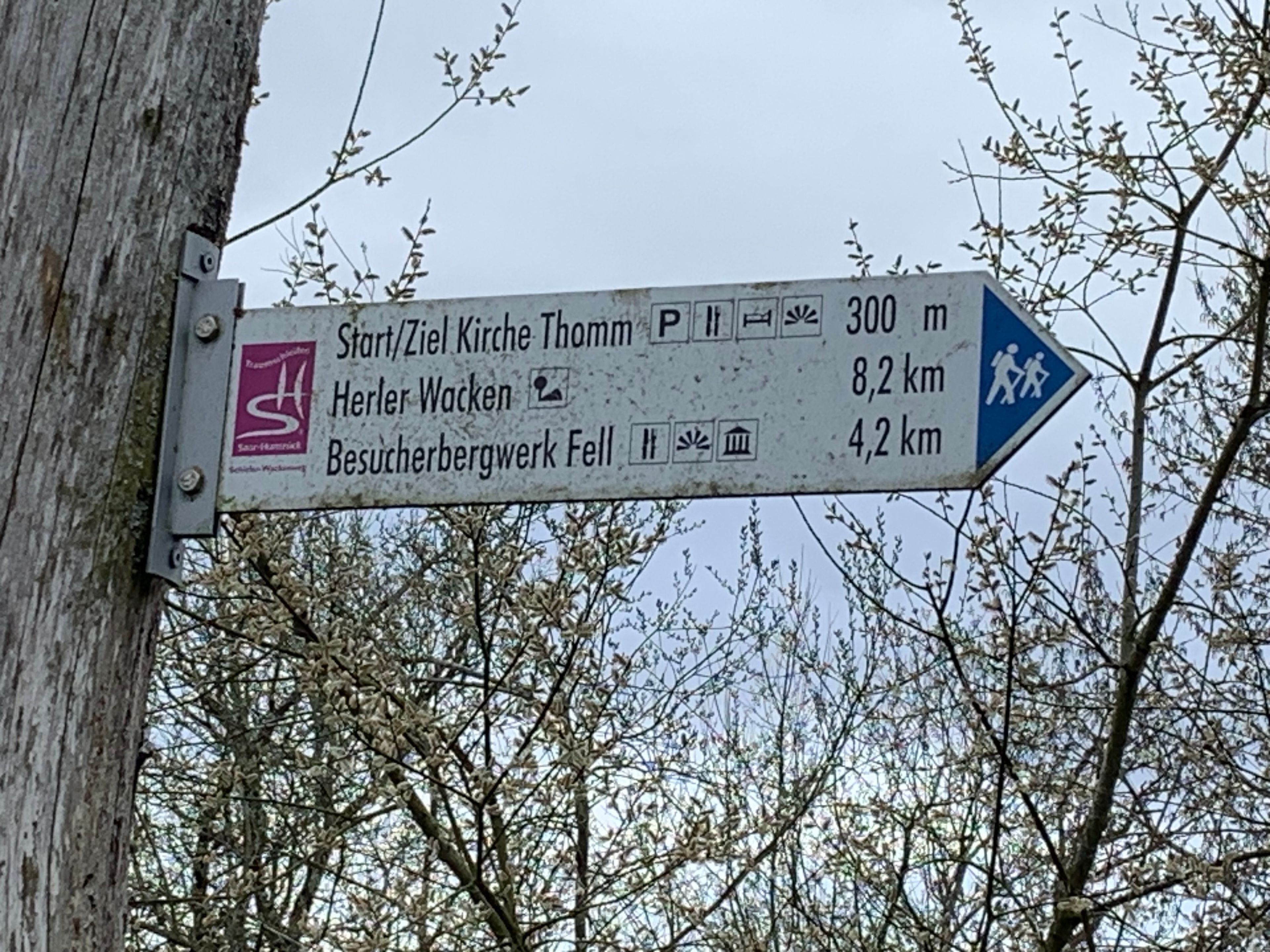 Un letrero direccional con destinos y distancias.