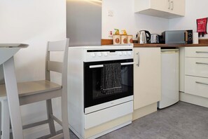 Prepare breakfast or dinner with the kitchen’s oven, hob, microwave and fridge, with worktop space for everyday cooking. A dishwasher, washing machine, kettle and toaster add practical support for shorter visits or longer stays in Darlington. - Chic 1BR Stay near Darlington | Sleeps 2 | TV+WiFi (Darlington)