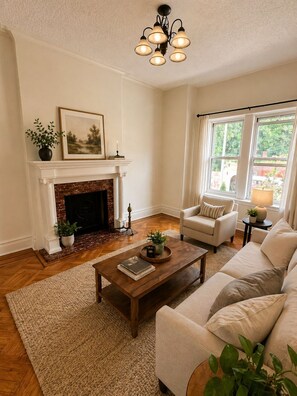 Living area - Enjoyable 1-bedroom apartment with AC in vibrant Brooklyn (brooklyn)