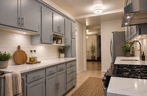 Private kitchen - Enjoyable 1-bedroom apartment with AC in vibrant Brooklyn (brooklyn)