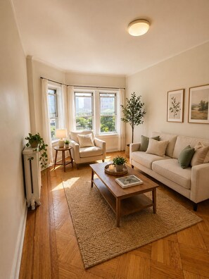 Living area - Enjoyable 1-bedroom apartment with AC in vibrant Brooklyn (brooklyn)