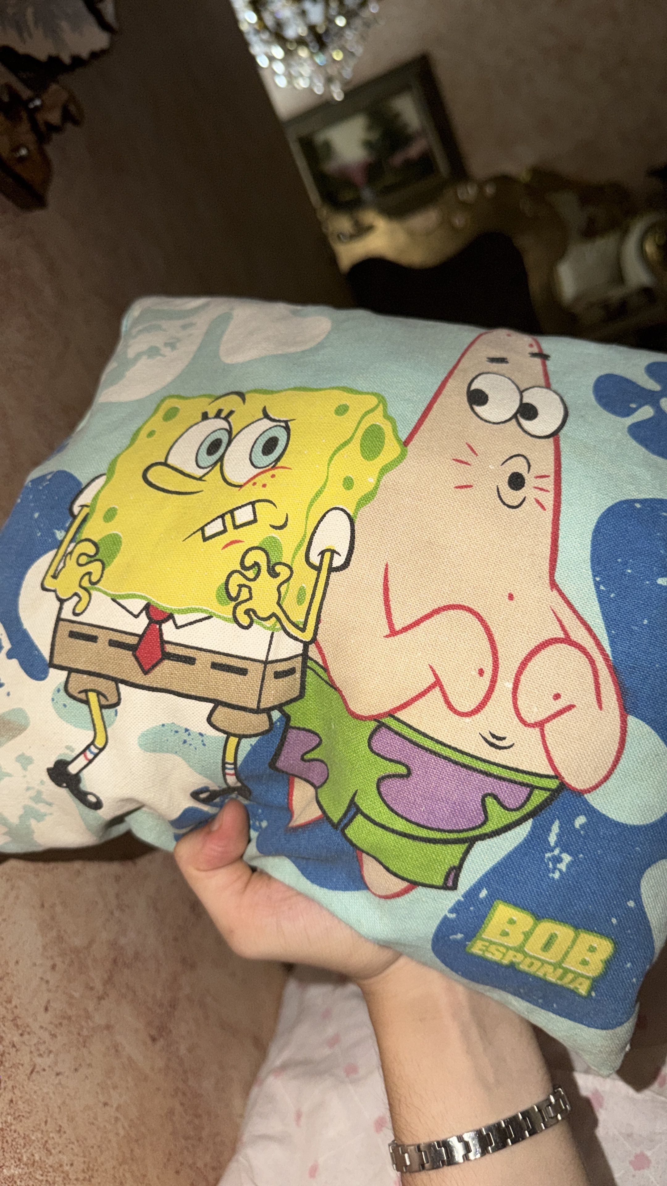 Ein Kissen mit SpongeBob und Patrick.