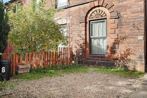 A brick building with a window, a wooden fence, and a gravel driveway. - Serene 2BR Stay in Penrith | Sleeps 4+Parking+WiFi (Penrith)