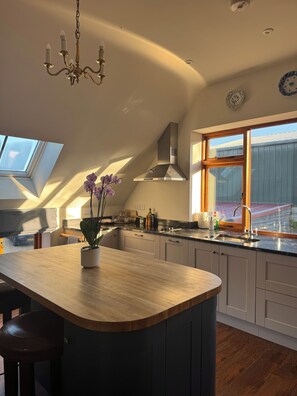 Private kitchen - Green Oak Barn House (Leicester)