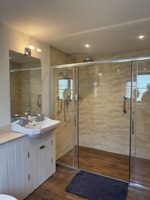 Bathroom - Green Oak Barn House (Leicester)