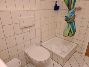 A bathroom with a toilet, a bidet, and a bathtub. - 12 / Waldstrasse (Wyk auf Foehr)