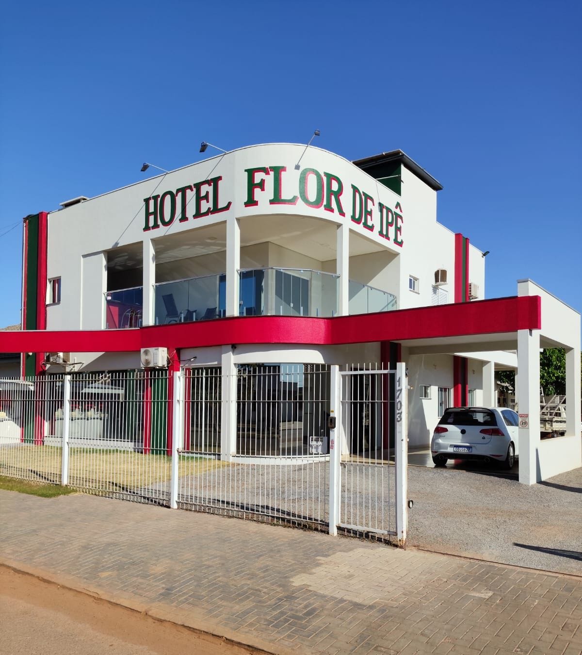 Un hôtel dont l’enseigne, bien visible, porte l’inscription « HÔTEL FLOR DE IPE ».