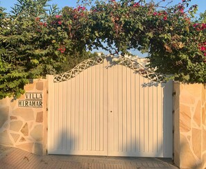 A gated entrance with a stone wall and a sign reading 'VILLA MIRAMAR'. - Villa 'Miramar Burriana Nerja' with Sea View, Wi-Fi and Air Conditioning (Nerja)