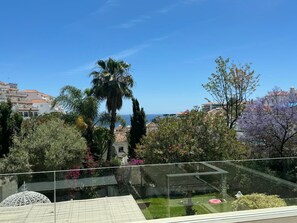A balcony with a clear view of the sea, surrounded by lush greenery and flowering plants. - Villa 'Miramar Burriana Nerja' with Sea View, Wi-Fi and Air Conditioning (Nerja)